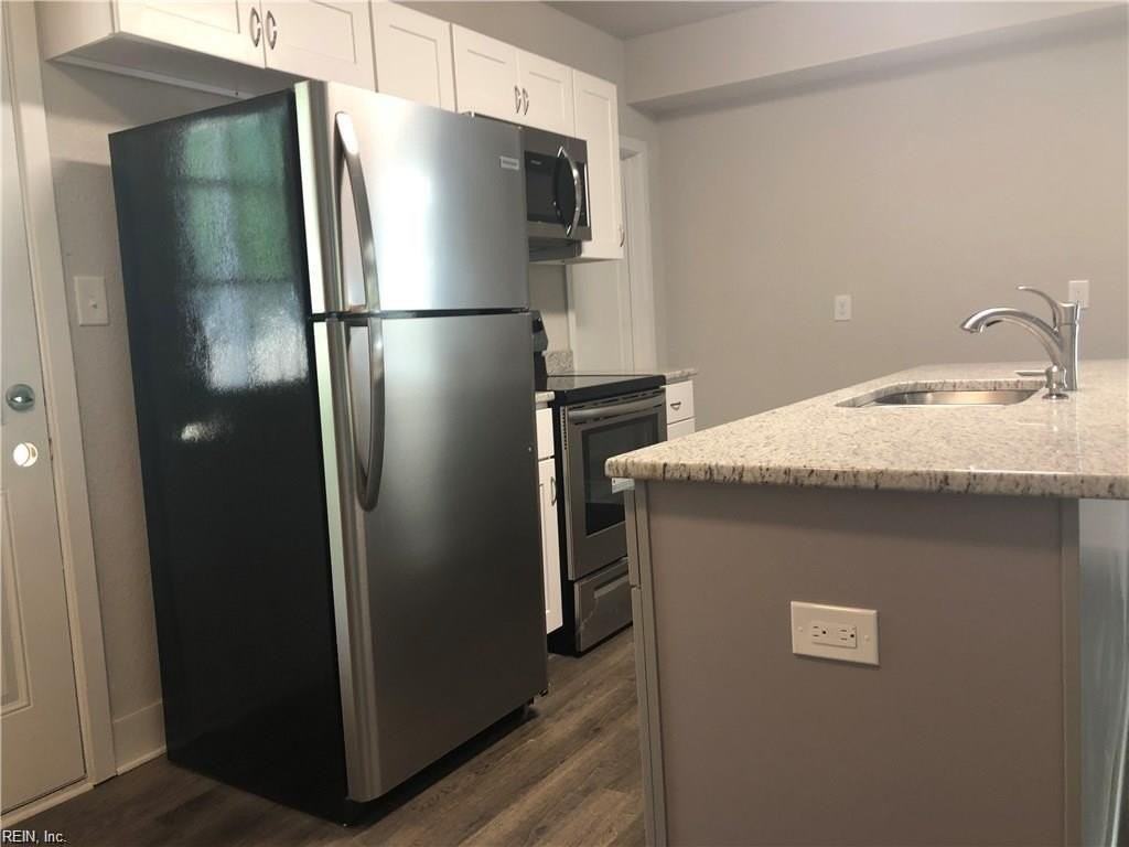 835 W 38th St - Photo 2 of 21