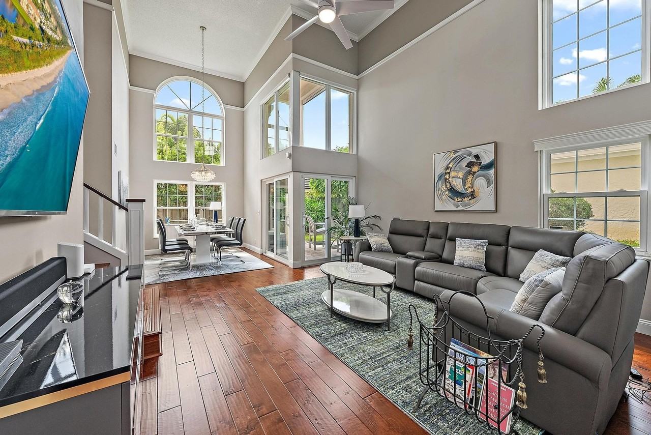 17 Commodore Pl - Photo 2 of 31