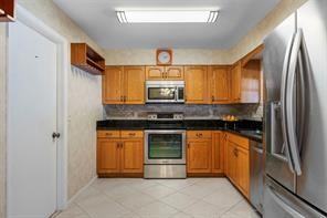 198 Northeast 2nd Place - Photo 2 of 8