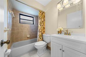 198 Northeast 2nd Place - Photo 4 of 8