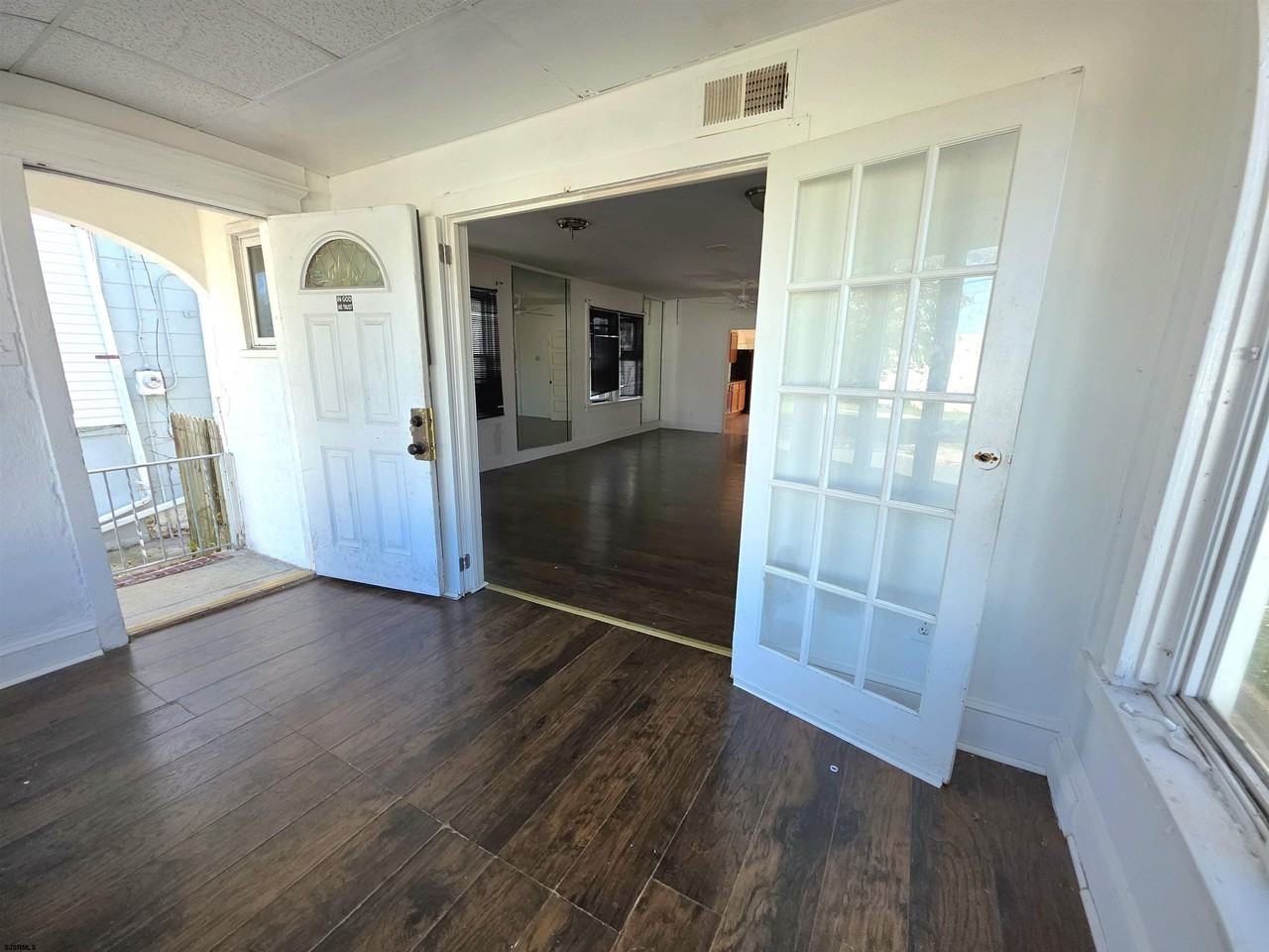 346 N Delaware Ave - Photo 4 of 17