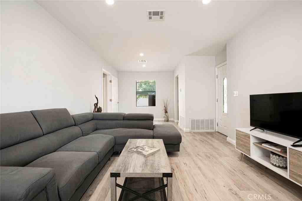 4805 Lowell Ave - Photo 6 of 39