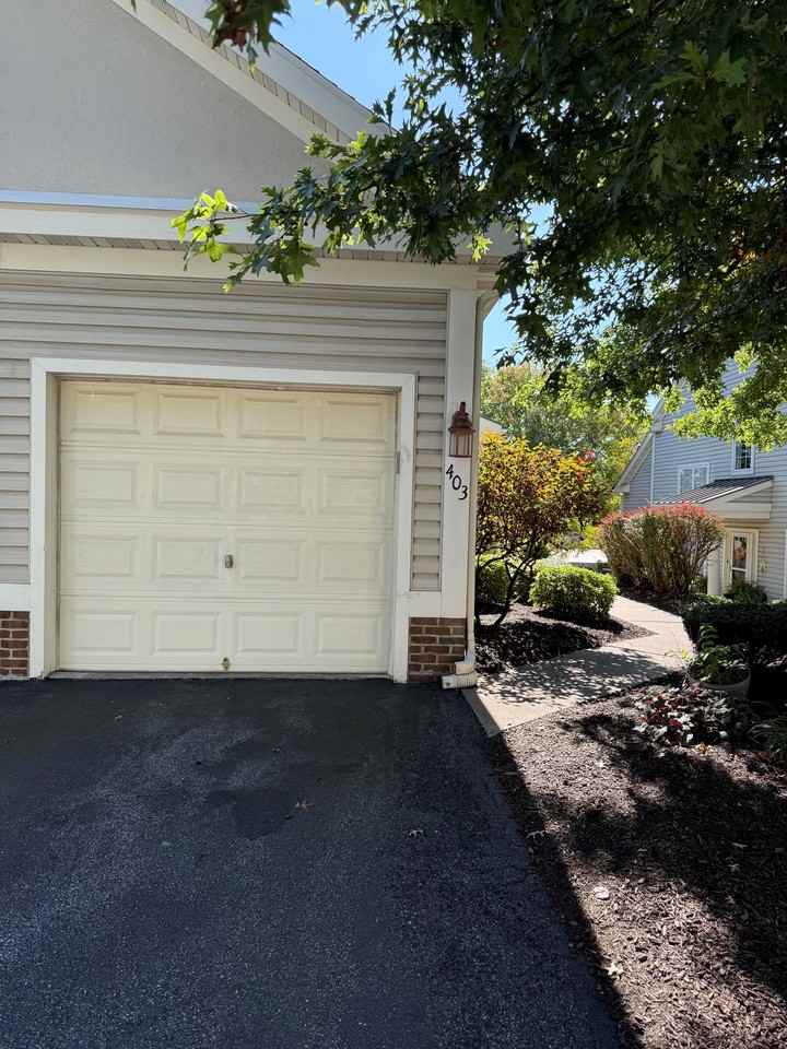 403 Oak Hill Ln - Photo 3 of 6