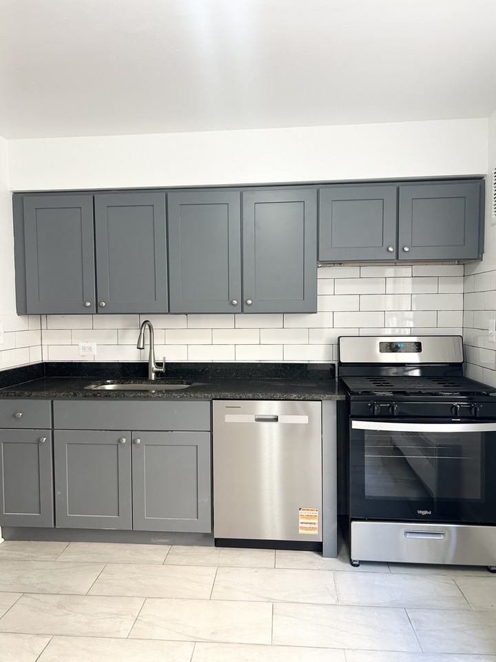 6715 N California Ave #1W - Photo 2 of 15