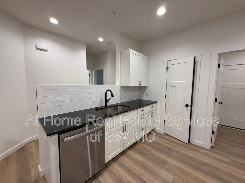 2731 W Latoka St - Photo 4 of 15
