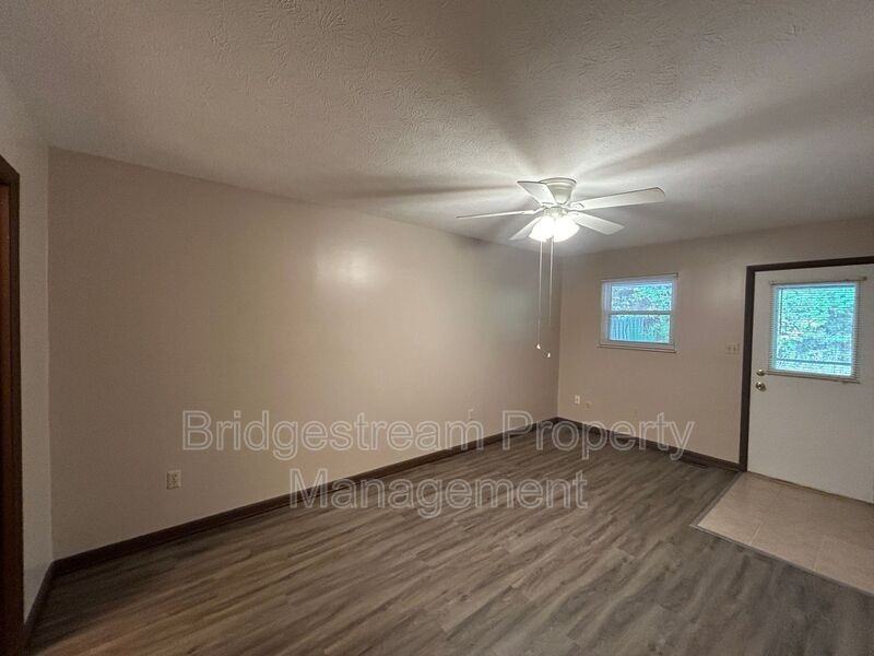 76 Candlewood Ct - Photo 3 of 8