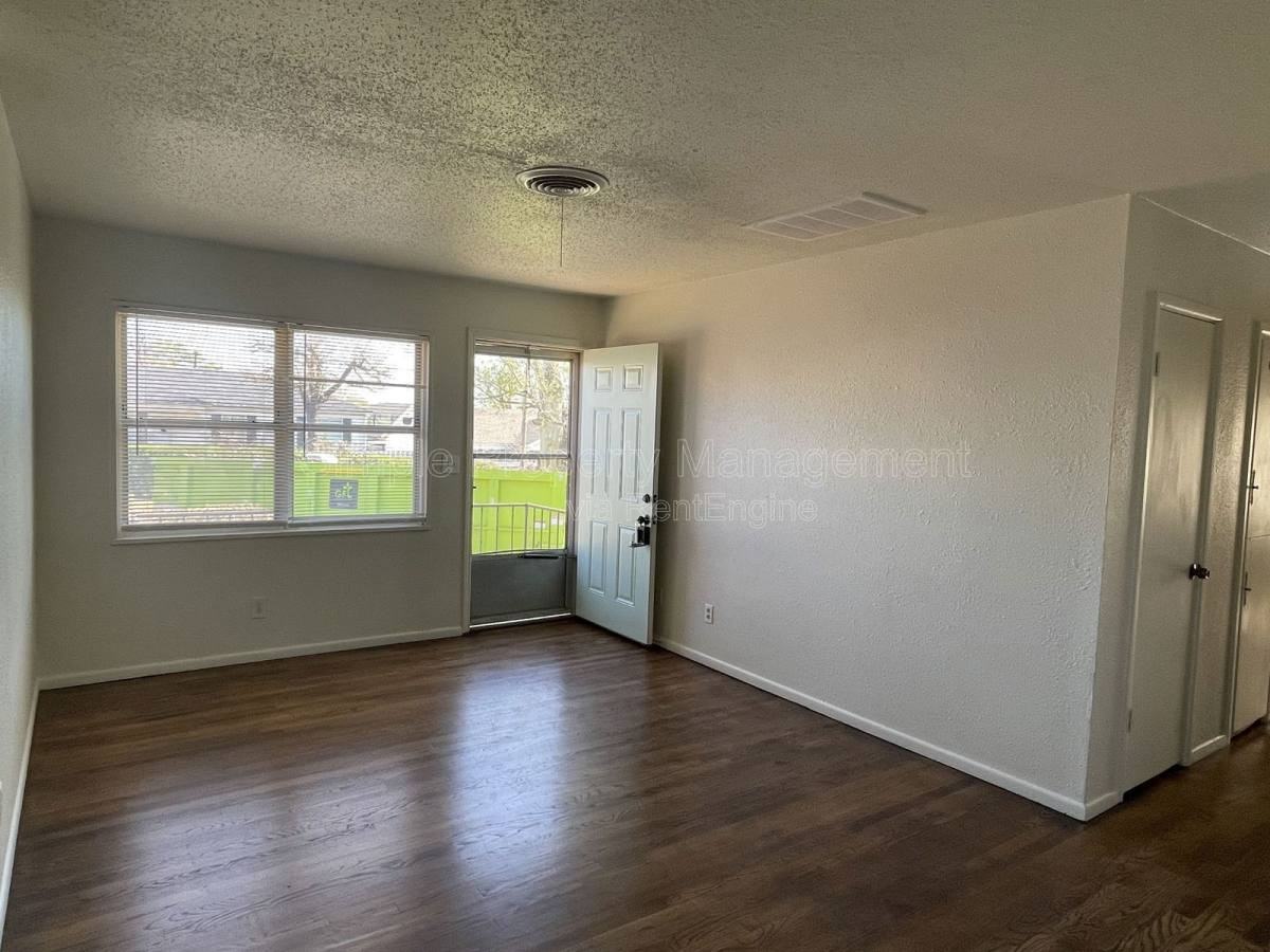 1212 Se 19th Ter - Photo 2 of 10