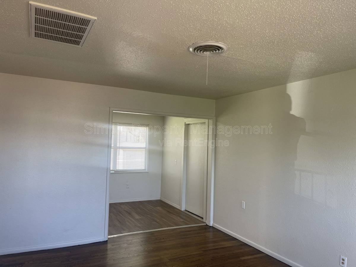 1212 Se 19th Ter - Photo 3 of 10