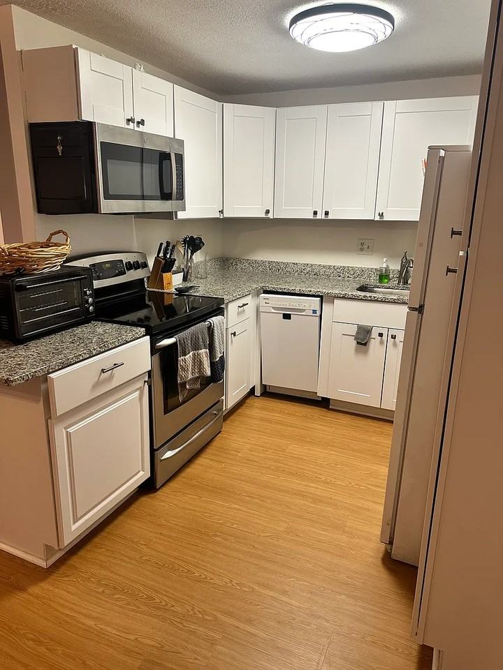 685 Oak St - Photo 2 of 6