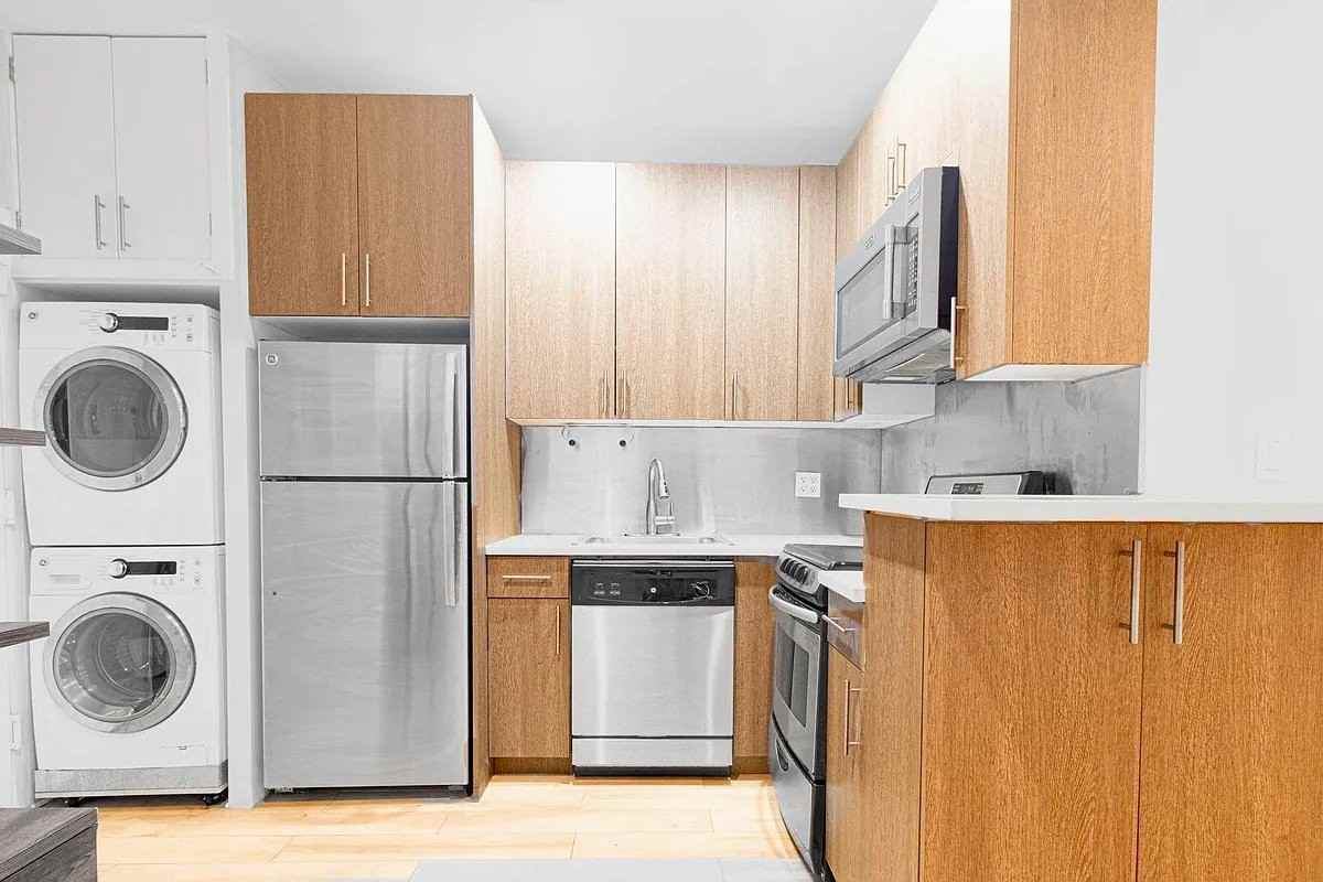 E 52nd St #2R - Photo 4 of 6