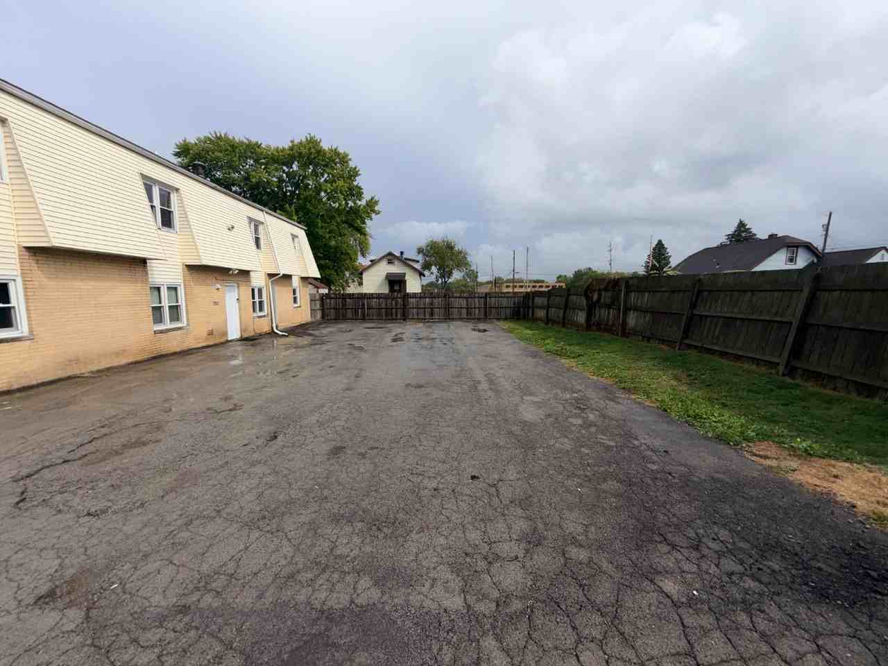 929 Cook Ave - Photo 3 of 4