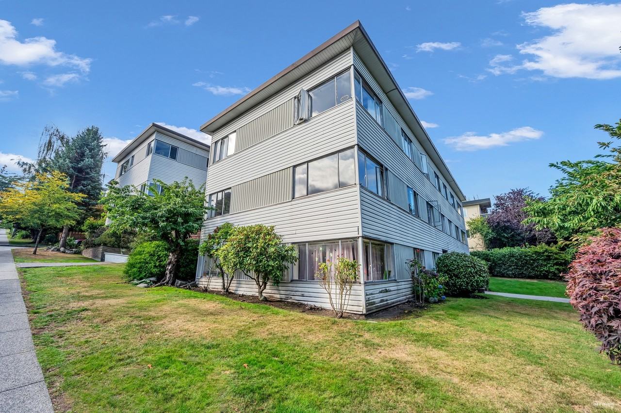 YORK PLAZA - Photo 2 of 6