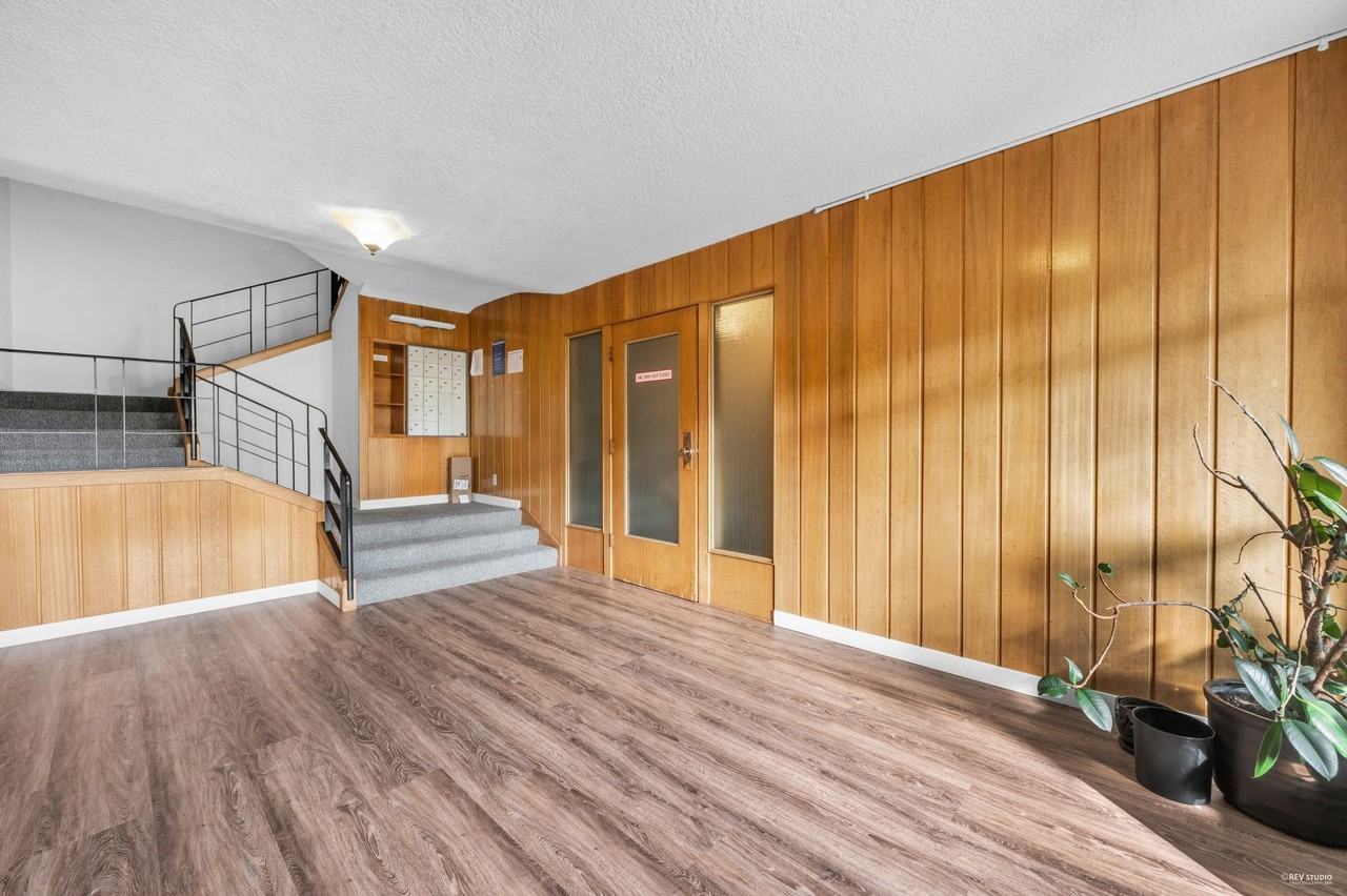 YORK PLAZA - Photo 4 of 6