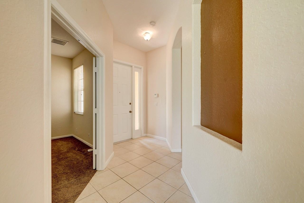 688 Nw Stanford Ln - Photo 3 of 46