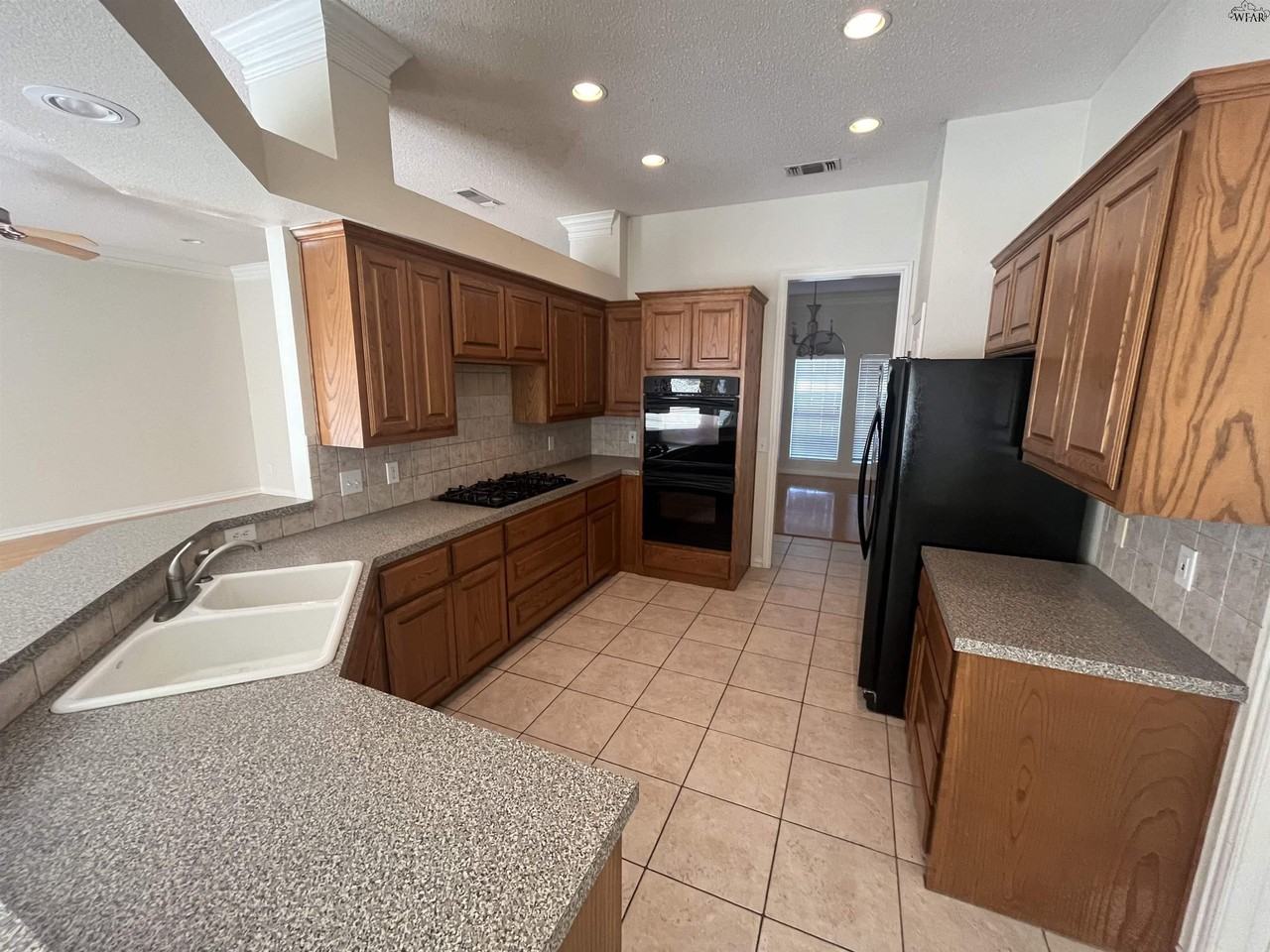 4927 Legacy Dr - Photo 6 of 11