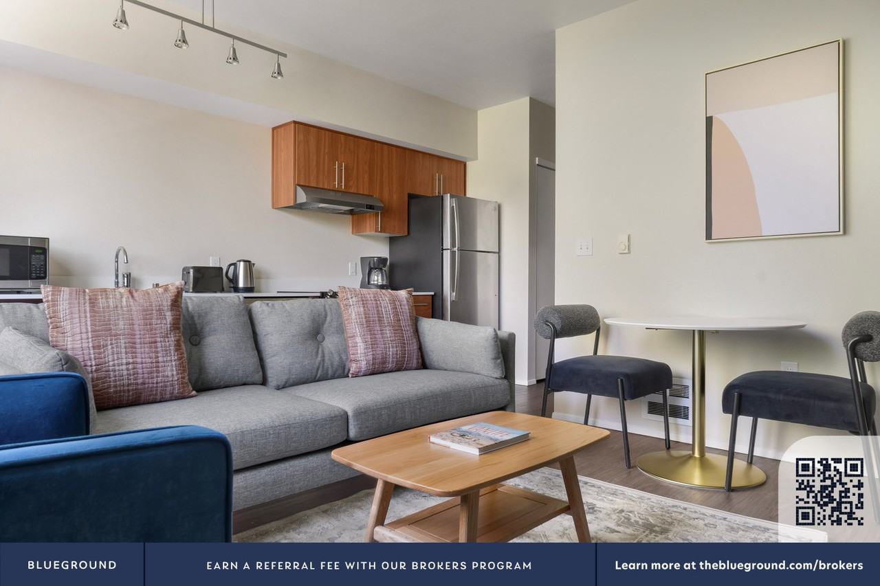 4302 7th Ave Ne #912 - Photo 4 of 22