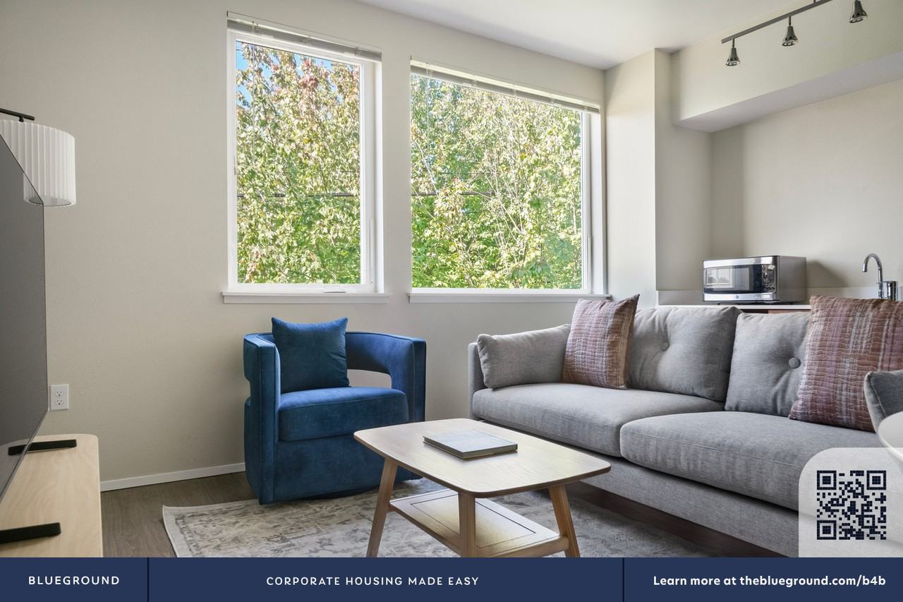 4302 7th Ave Ne #912 - Photo 5 of 22