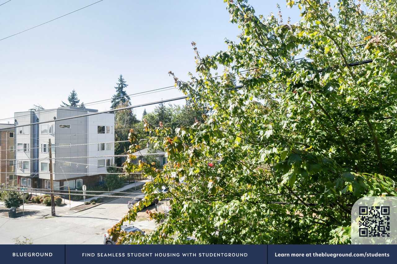 4302 7th Ave Ne #912 - Photo 6 of 22