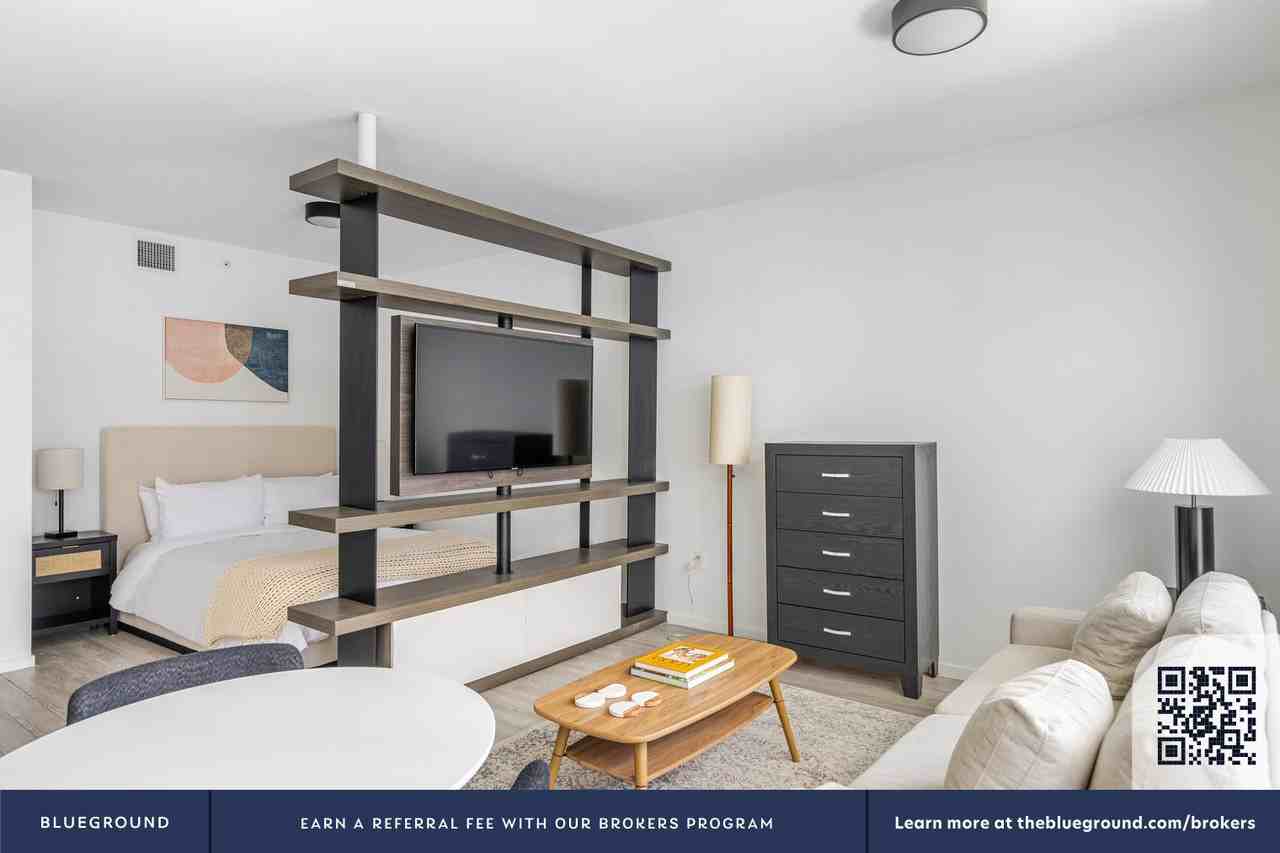 230 Northeast 4th Street - Photo 4 of 33