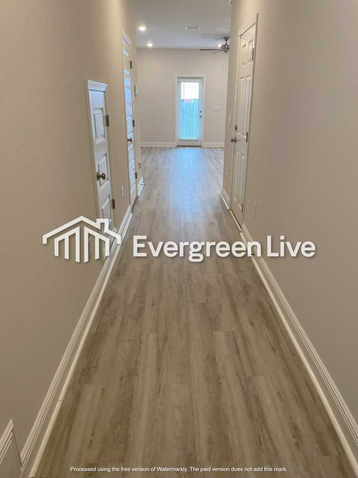 9807 Fowler Ave - Photo 4 of 34