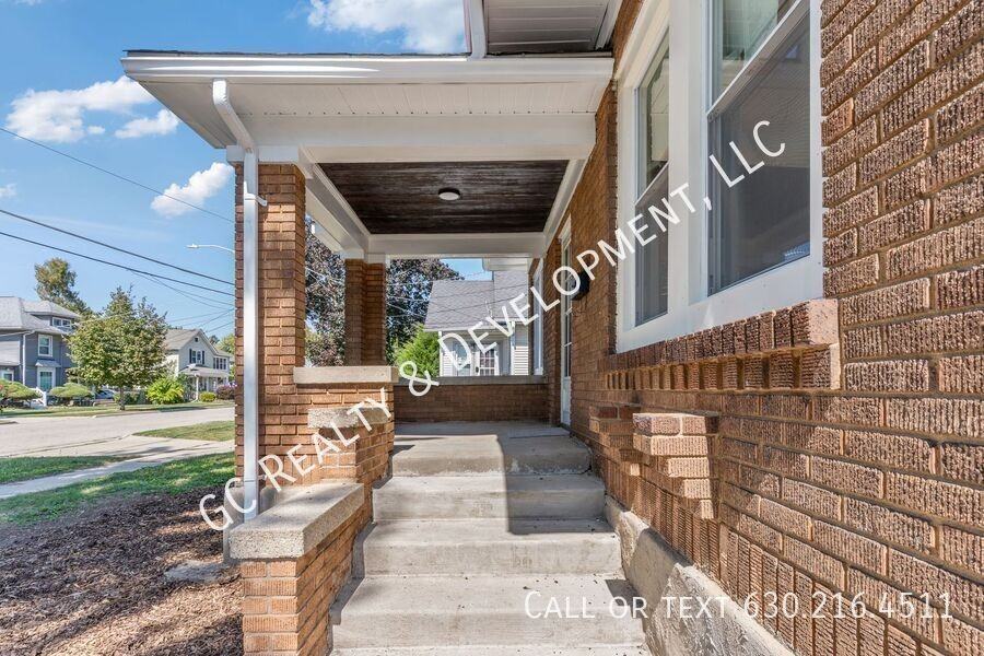 375 Moseley St - Photo 2 of 24