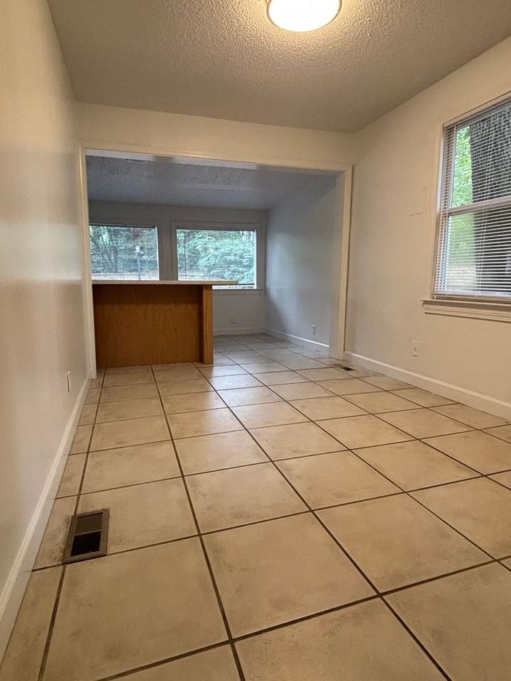 2211 Lavera Dr - Photo 4 of 10