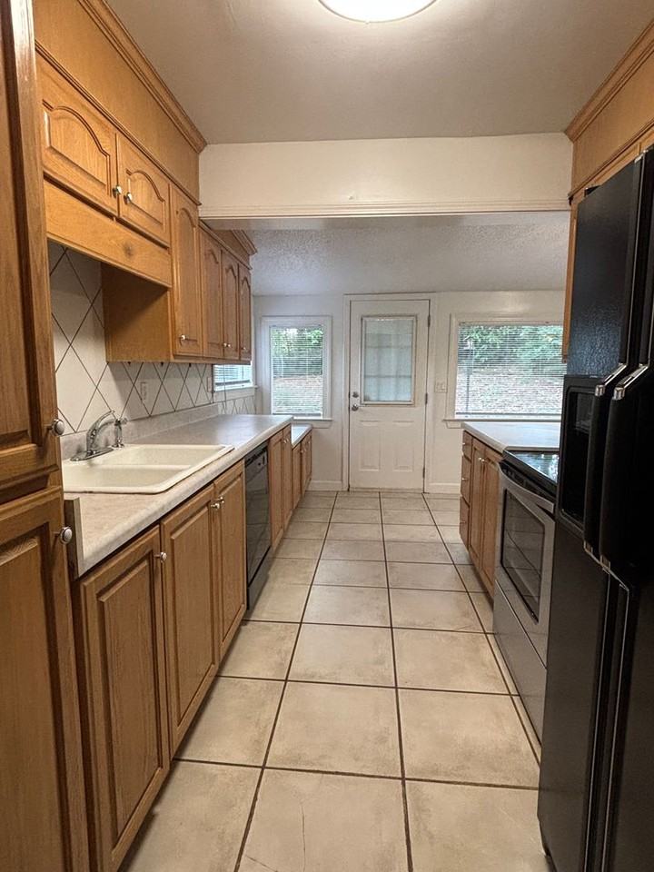 2211 Lavera Dr - Photo 6 of 10