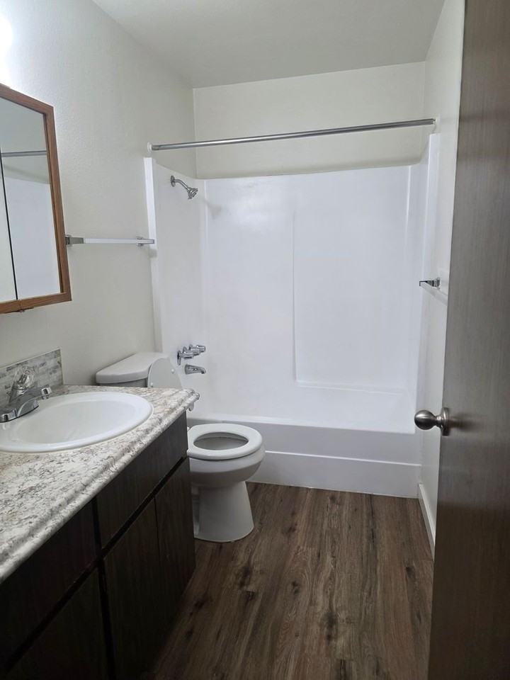 Kingston Manor - Photo 2 of 17