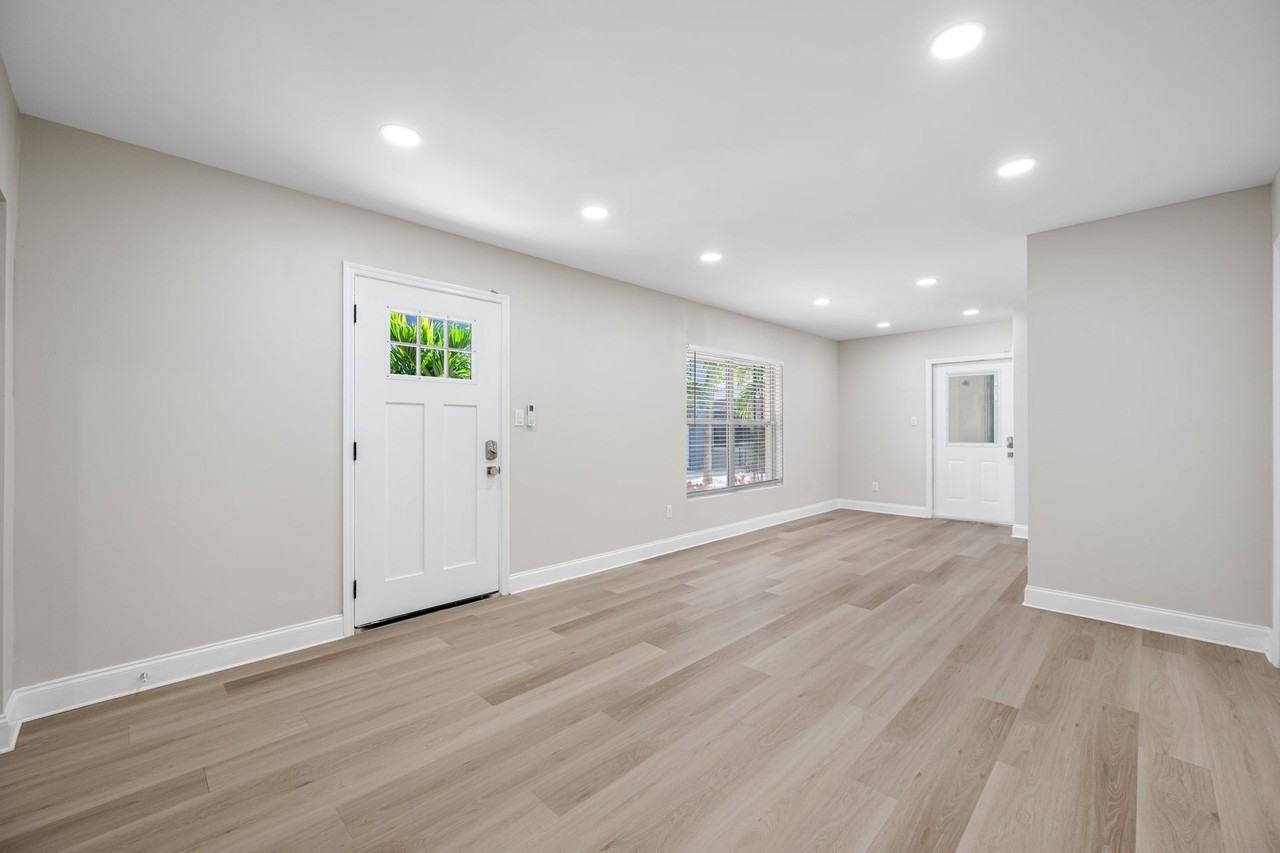 Modern Island Living at 140 E Davis – Renovated 1, 2 & 3 Bedroom Apartments in the Heart of Davis Islands - Photo 4 of 17