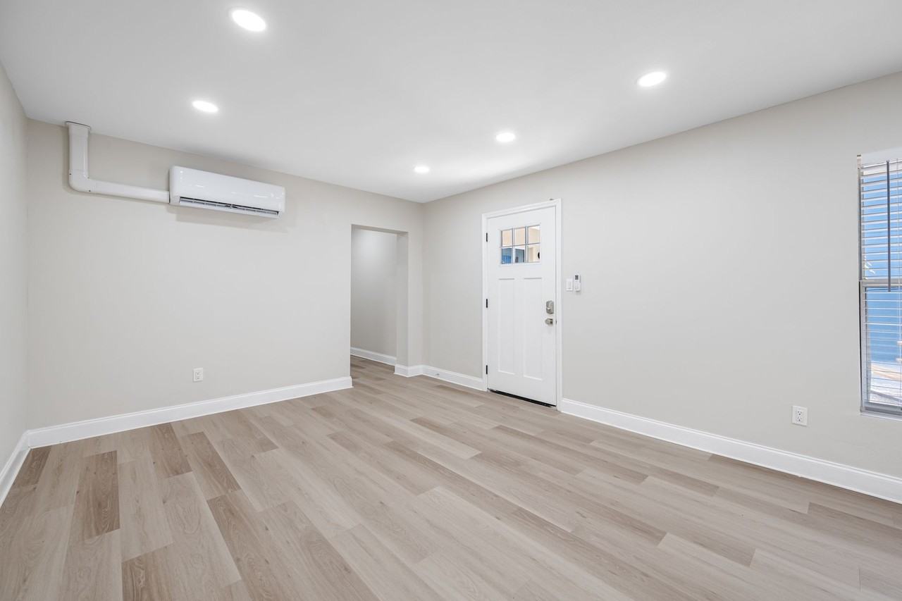 Modern Island Living at 140 E Davis – Renovated 1, 2 & 3 Bedroom Apartments in the Heart of Davis Islands - Photo 5 of 17