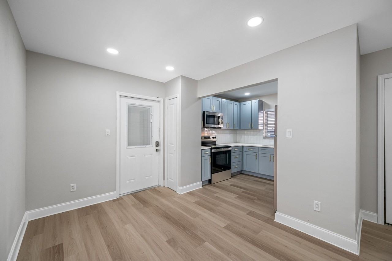 Modern Island Living at 140 E Davis – Renovated 1, 2 & 3 Bedroom Apartments in the Heart of Davis Islands - Photo 7 of 17