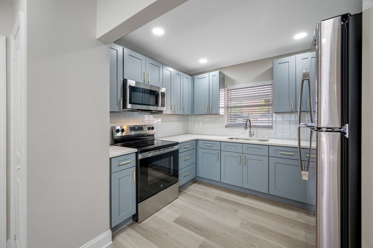 Modern Island Living at 140 E Davis – Renovated 1, 2 & 3 Bedroom Apartments in the Heart of Davis Islands - Photo 7 of 15