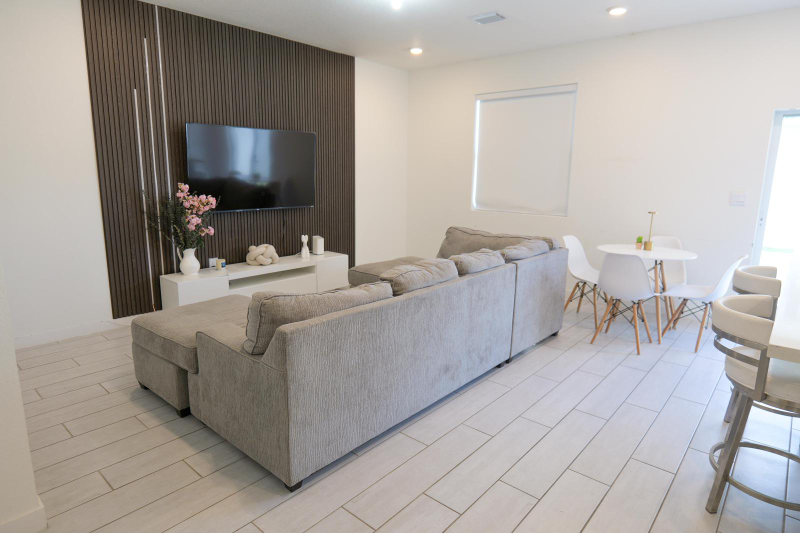 754 Southeast 16th Court - Photo 2 of 5