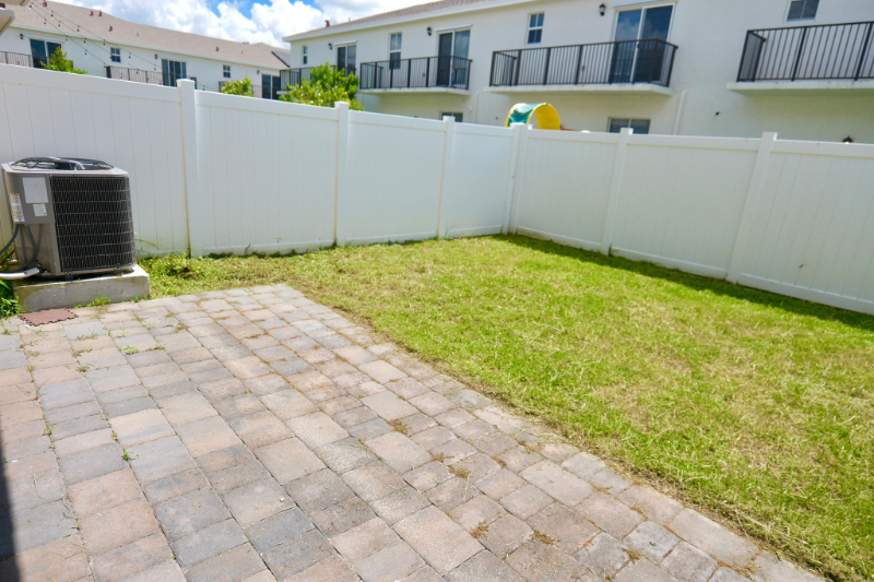 754 Southeast 16th Court - Photo 3 of 5