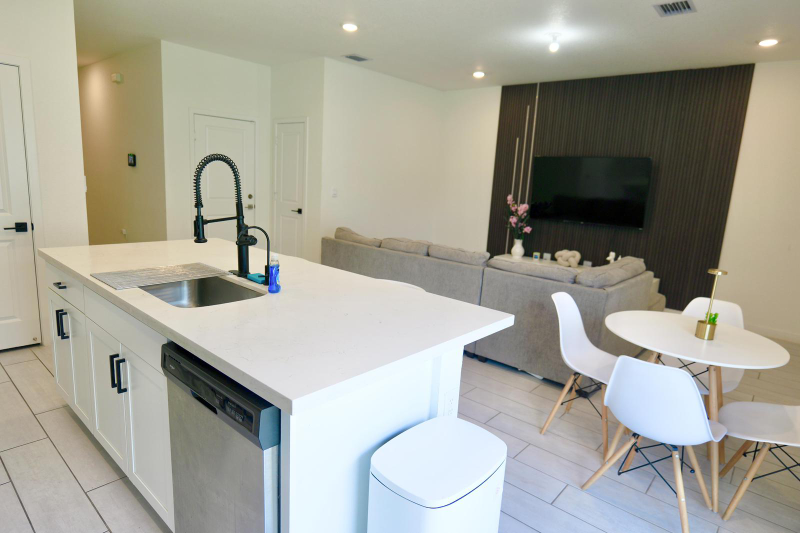 754 Southeast 16th Court - Photo 4 of 5