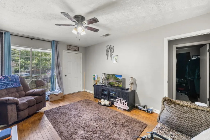 211 Meadowbrook Dr - Photo 3 of 10