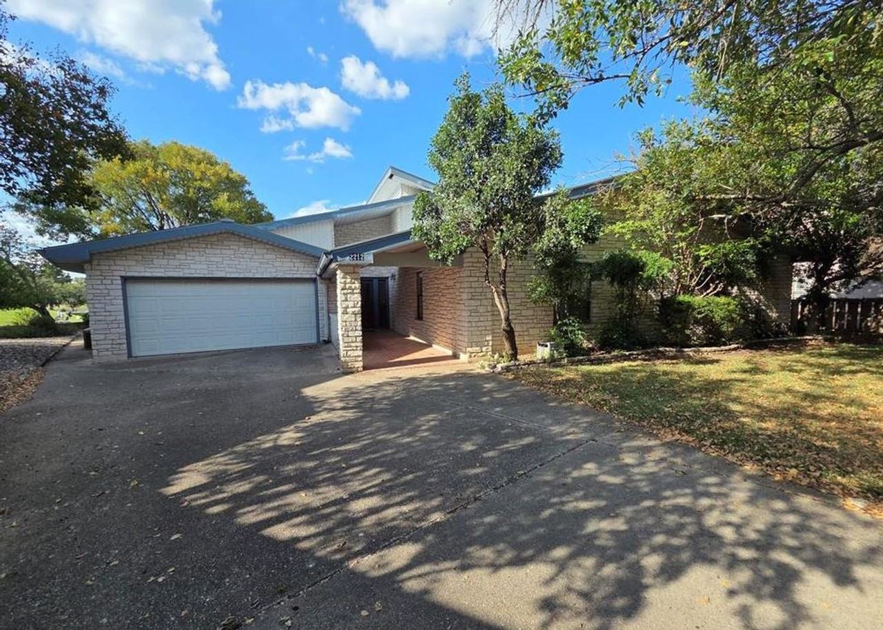 2212 Rock Creek Dr - Photo 2 of 33