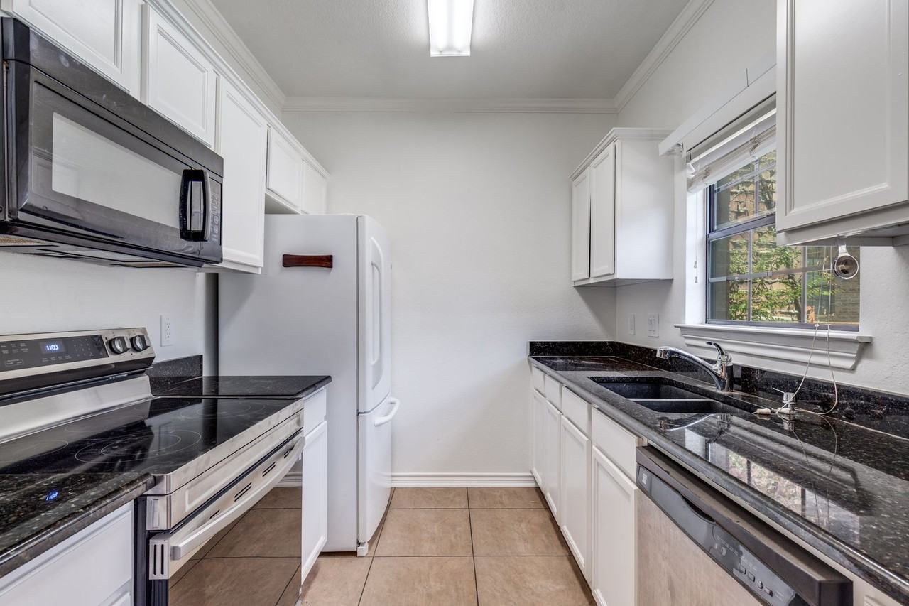 6006 Auburndale Ave Apt B - Photo 2 of 16