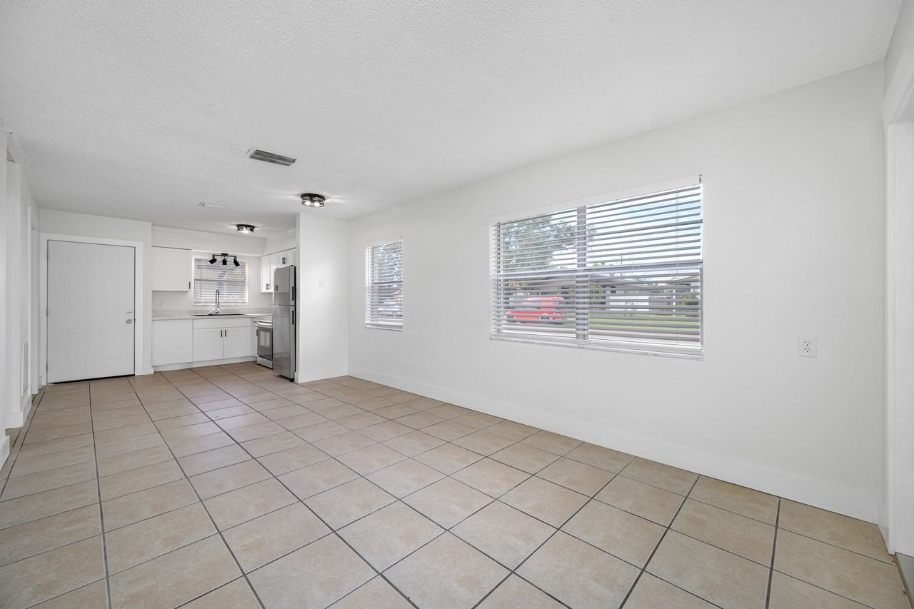 Villas off 4th - Photo 4 of 7