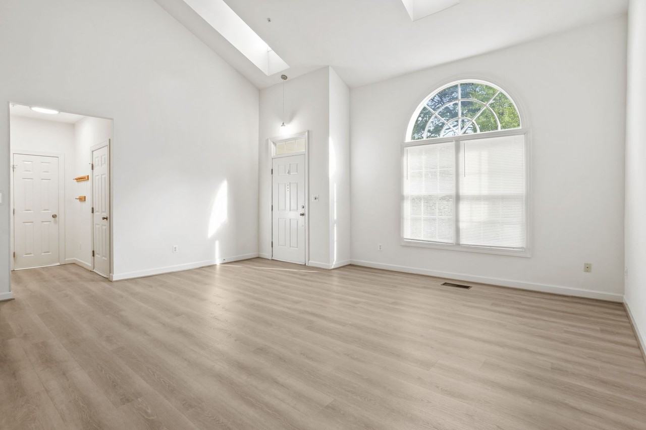 338 Colony Point Pl - Photo 3 of 29