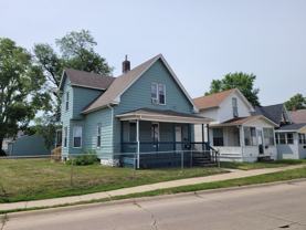 SW 3 bedroom 1 bath duplex with 1 stall garage - Photo 1 of 1