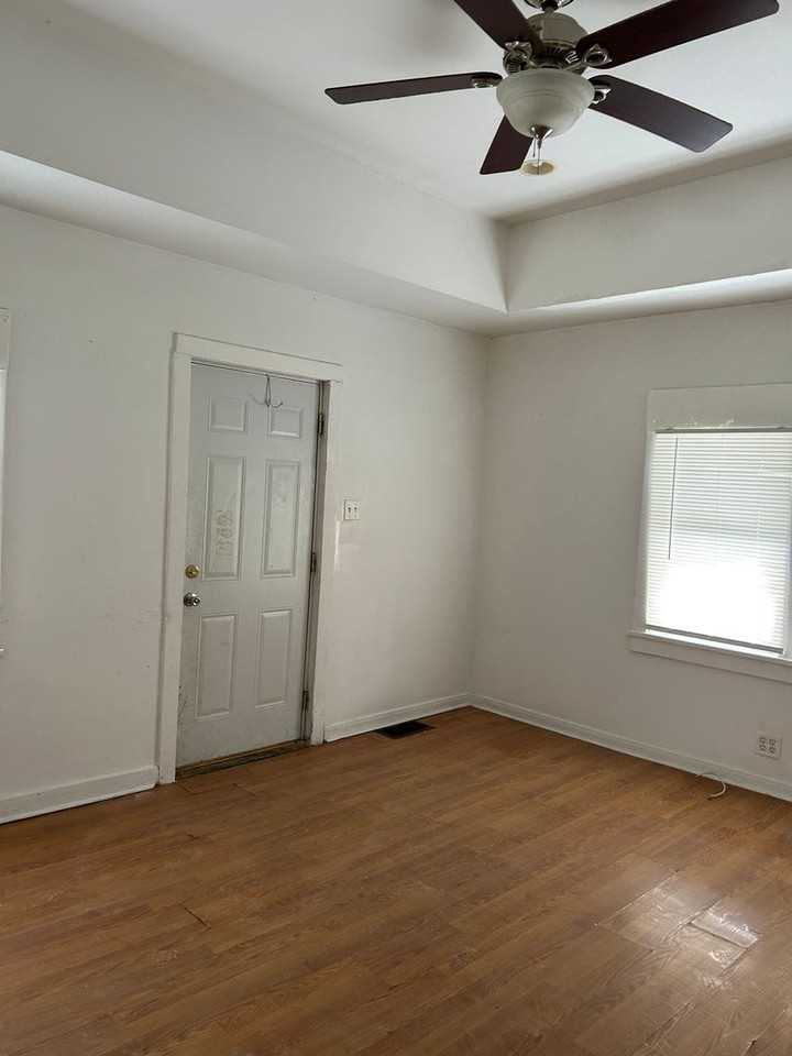 816 S Pasfield St - Photo 3 of 6