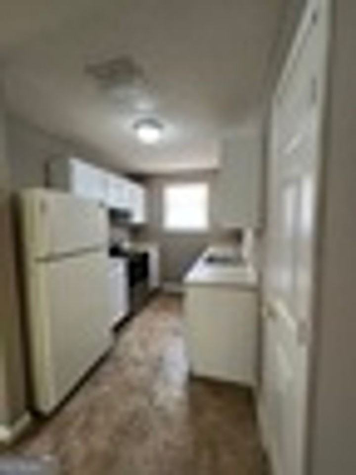 409 Baltic Ct - Photo 6 of 22