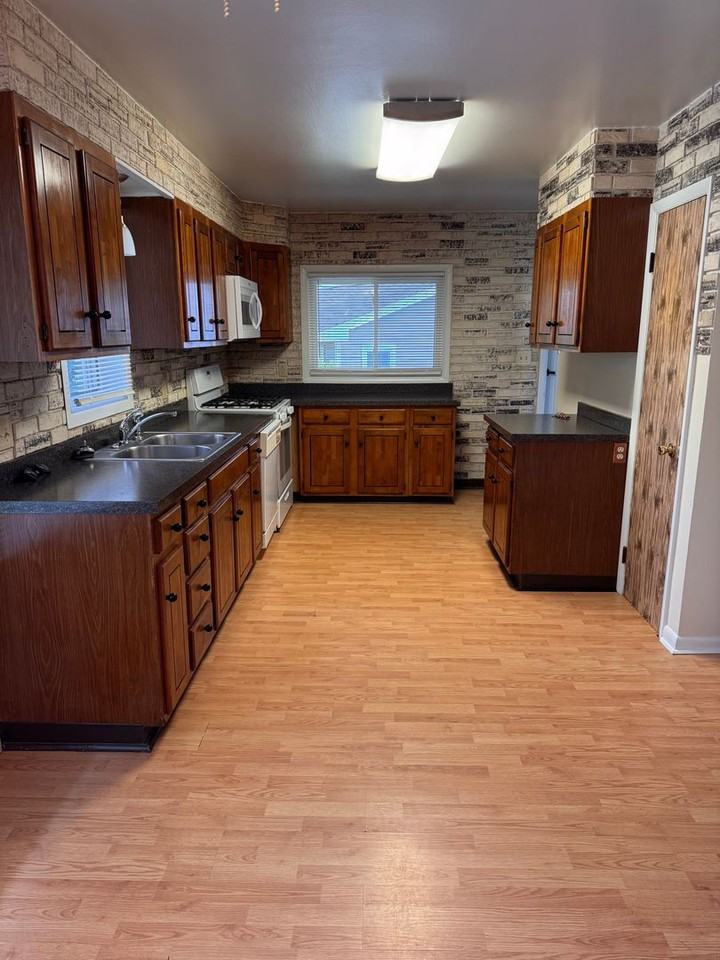 3908 Staatz Dr - Photo 3 of 18