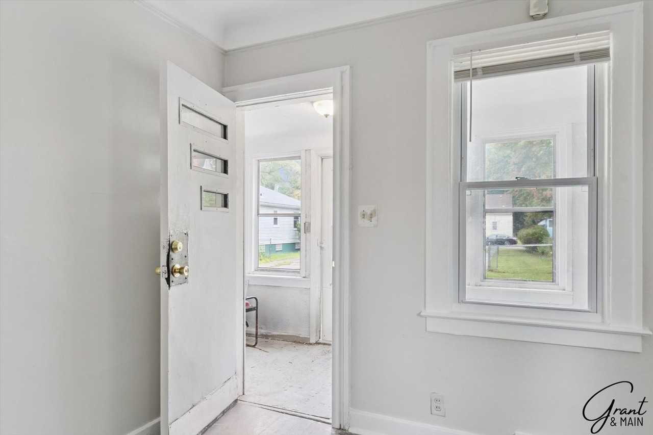 4082 Hereford St - Photo 2 of 28