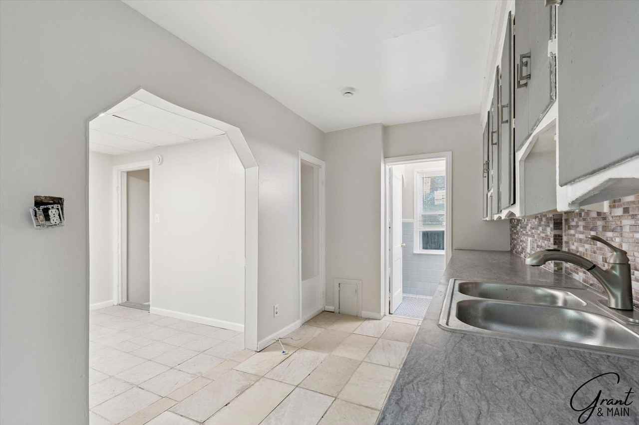 4082 Hereford St - Photo 7 of 28