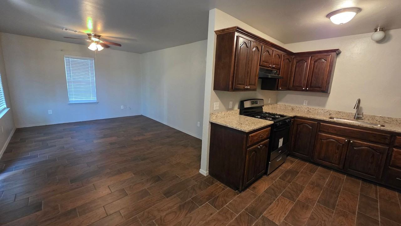 3240 Sw 51st St - Photo 6 of 11