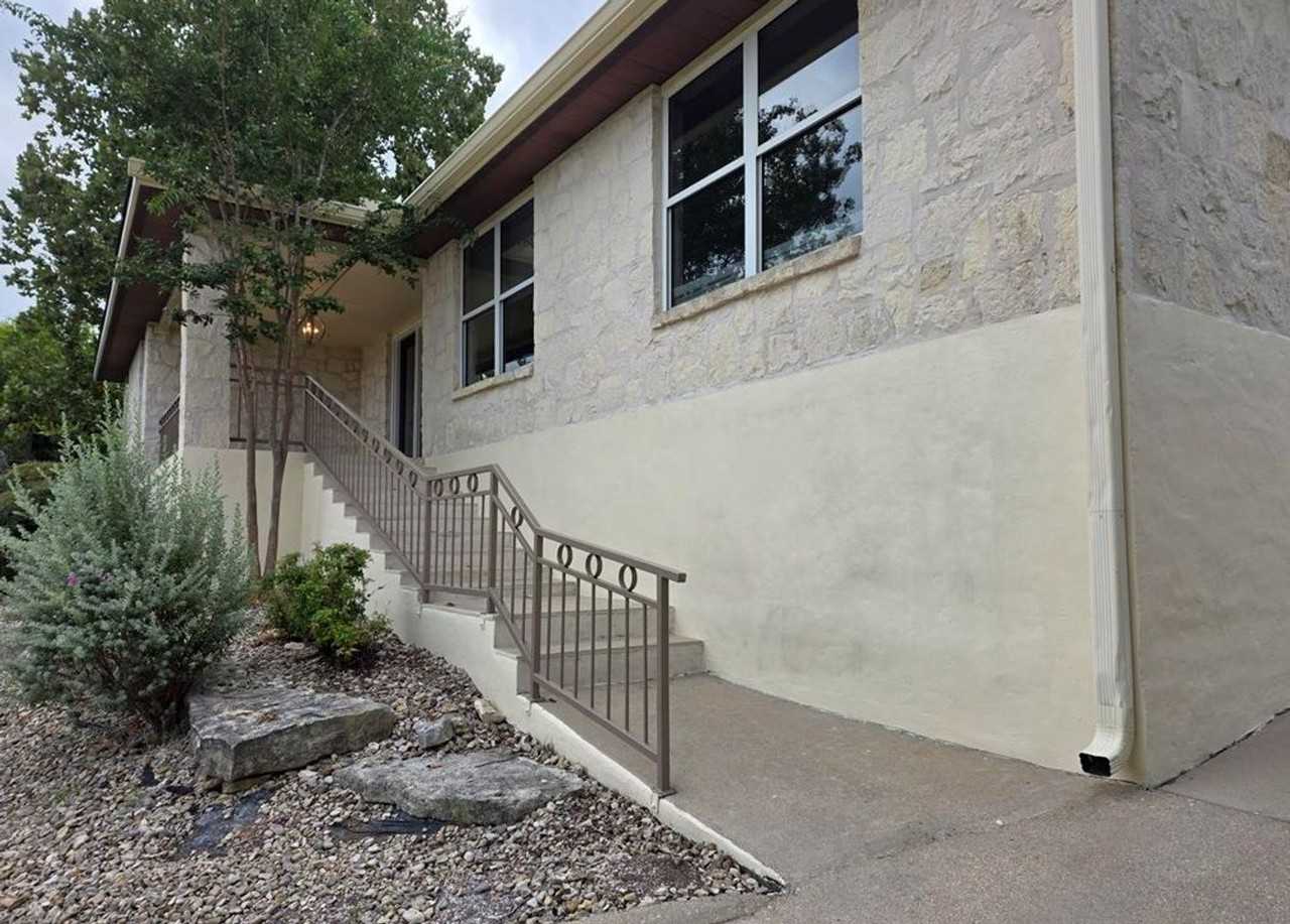 1303 Malibu Dr - Photo 2 of 18