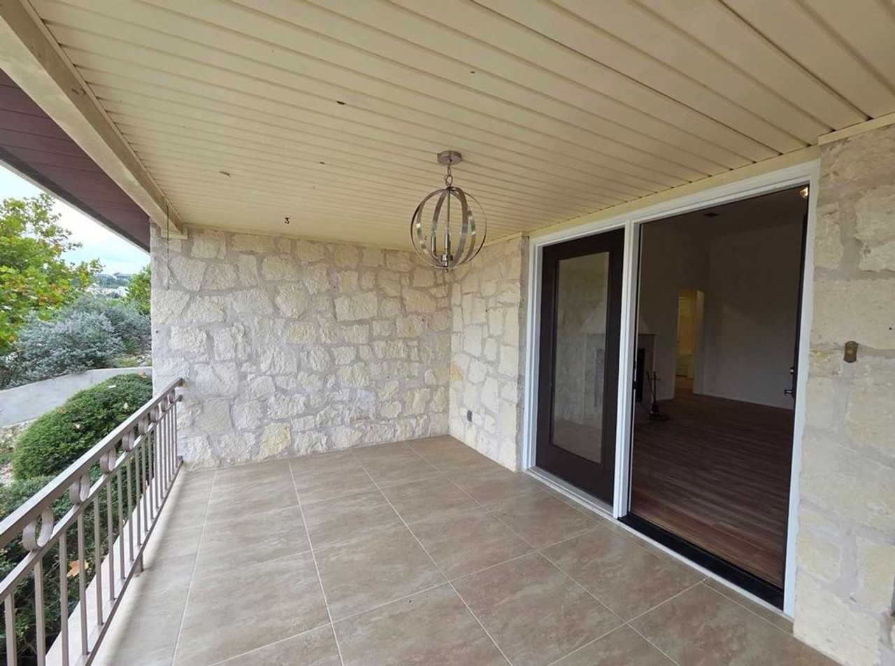 1303 Malibu Dr - Photo 3 of 18