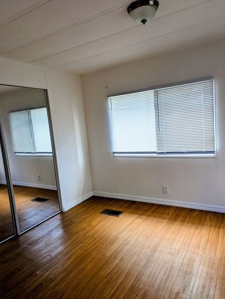 927 Village Dr - Photo 2 of 7